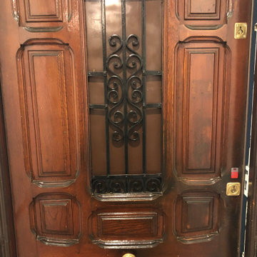 Puerta de entrada original restaurada. MINIPISO en Madrid