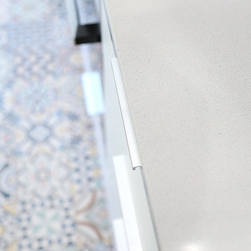 Cocina blanca con isla abierta al salón