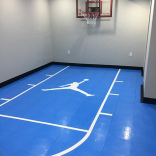 Ejemplo de sótano con ventanas actual, de tamaño medio, con paredes grises, suelo vinílico y suelo azul