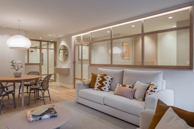 Foto de biblioteca en casa abierta y blanca y madera contemporánea de tamaño medio sin chimenea con paredes beige, suelo laminado, pared multimedia, suelo marrón, papel pintado y alfombra