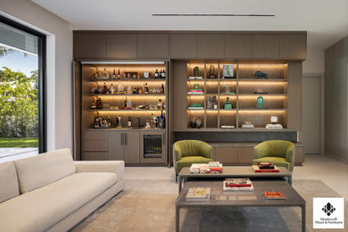 Diseño de salón con barra de bar abierto moderno grande sin chimenea y televisor con paredes blancas, suelo de baldosas de porcelana y suelo gris
