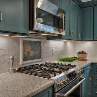 Idéer för ett litet modernt kök, med en rustik diskho, skåp i shakerstil, blå skåp, bänkskiva i återvunnet glas, vitt stänkskydd, stänkskydd i keramik, rostfria vitvaror, klinkergolv i keramik, en köksö och beiget golv