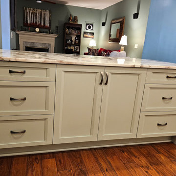 Contemporary Kitchen Remodel Done in Two-Tone Cabinets