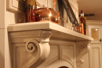 Kitchen - traditional kitchen idea in Chicago