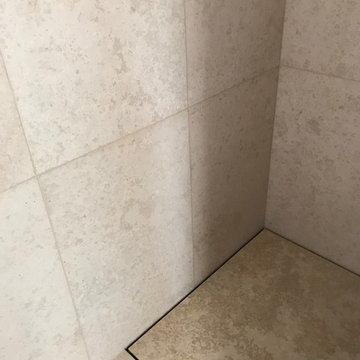 barrierefreie Dusche mit Kalkstein Kanfanar