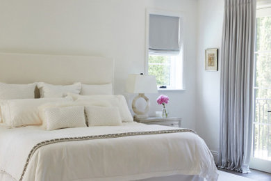 ロサンゼルスにある巨大なモダンスタイルのおしゃれな主寝室 (白い壁、カーペット敷き、白い床、折り上げ天井)
