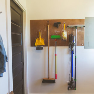 Неиссякаемый источник вдохновения для домашнего уюта: прихожая в стиле модернизм