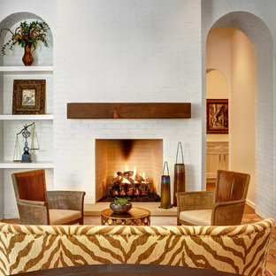 Mittelgroßes Mediterranes Wohnzimmer mit weißer Wandfarbe, Terrakottaboden, Kamin und Kaminsims aus Backstein in Dallas