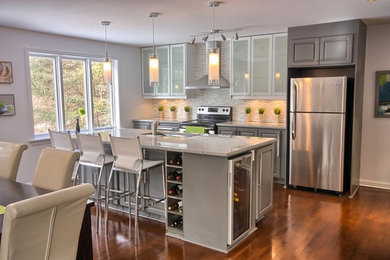 Kitchen - traditional kitchen idea in Ottawa