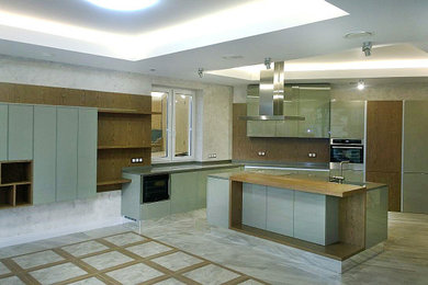 Источник вдохновения для домашнего уюта: кухня в современном стиле с стеклянными фасадами, столешницей из акрилового камня и островом