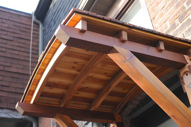 Example of an arts and crafts home design design in Toronto