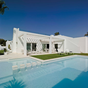Una casa bañada por el mar y la luz