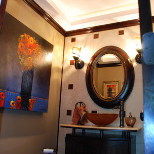 Ispirazione per una piccola stanza da bagno con doccia eclettica con parquet scuro, lavabo a bacinella, ante in legno bruno, piastrelle beige, piastrelle in travertino e top in granito