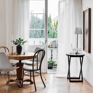 Idéer för att renovera en nordisk matplats, med vita väggar, mellanmörkt trägolv och brunt golv