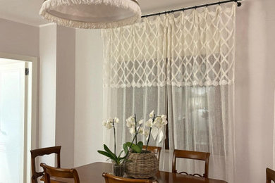 Idee per un'ampia sala da pranzo aperta verso il soggiorno classica con pareti beige, parquet chiaro, pavimento marrone e carta da parati