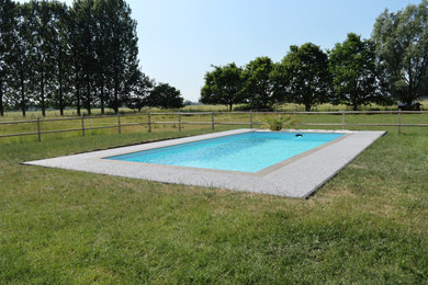 Réalisation d'une piscine minimaliste.