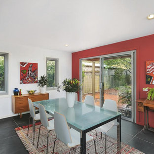 キャンベラの中サイズのコンテンポラリースタイルのLDKの画像 (白い壁、セラミックタイルの床、暖炉なし、黒い床)