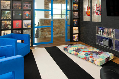 Mittelgroßes, Abgetrenntes Modernes Musikzimmer ohne Kamin mit weißer Wandfarbe, braunem Holzboden, gefliester Kaminumrandung, TV-Wand und braunem Boden in Dallas