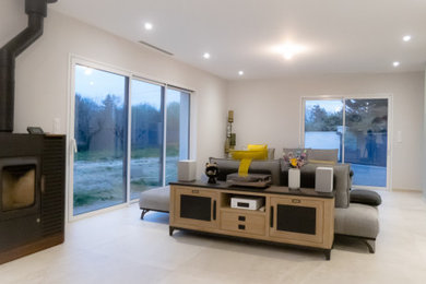 Exemple d'un grand salon moderne ouvert avec un mur vert, un sol en carrelage de céramique, un téléviseur fixé au mur, un sol beige et du papier peint.
