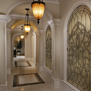 Foto på en vintage hall, med beige väggar och flerfärgat golv