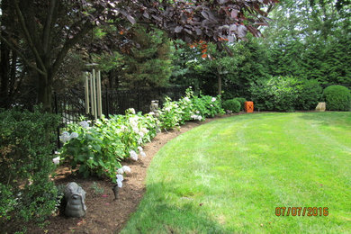 Источник вдохновения для домашнего уюта: большой весенний участок и сад на заднем дворе в классическом стиле с полуденной тенью и мульчированием