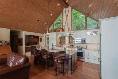 Kitchen - traditional kitchen idea in Toronto