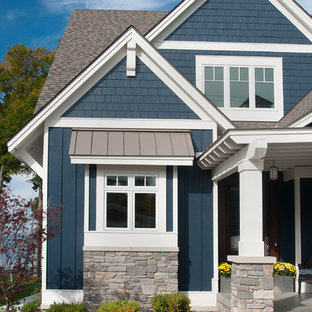 Inredning av ett maritimt mellanstort blått hus, med tre eller fler plan, fiberplattor i betong och sadeltak