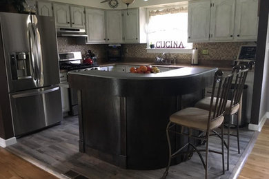 Kitchen - modern kitchen idea in New York