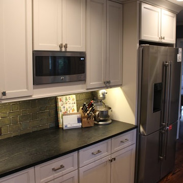 Starmark Kitchen in Maple Stratford Macadamia w/ Nickel Glaze