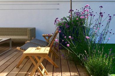 Idée de décoration pour une terrasse méditerranéenne avec une pergola.