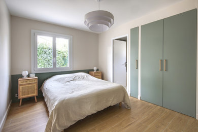 Photo of a modern bedroom in Montpellier.