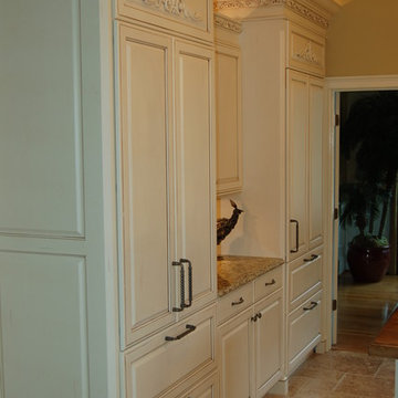 Brookhaven Kitchen-Antique White with Espresso Glaze Distressed Package DL01