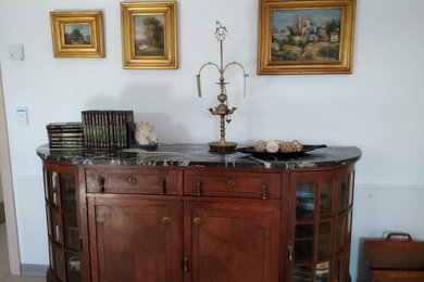 Decoración completa de RESID. DE ANCIANOS RAIOLA O HORREO con mueble restaurado
