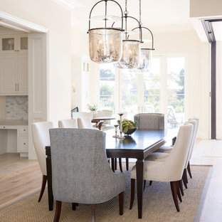 サンディエゴの中サイズのトランジショナルスタイルのLDKの画像 (ベージュの壁、無垢フローリング、茶色い床)