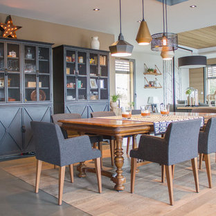 リヨンの中サイズのトランジショナルスタイルのLDKの画像 (ベージュの壁、暖炉なし)