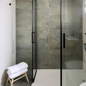 Cocina luminosa y baños atemporales