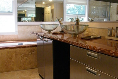 Example of a transitional bathroom design in Milwaukee