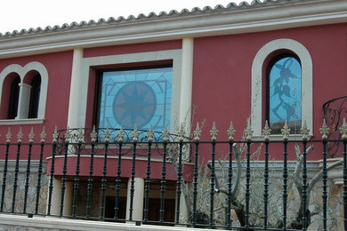 Vista de la fachada de la casa con las dos vidrieras emplomadas colocadas.