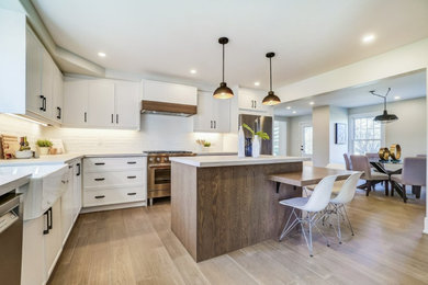 Kitchen - cottage kitchen idea in Toronto