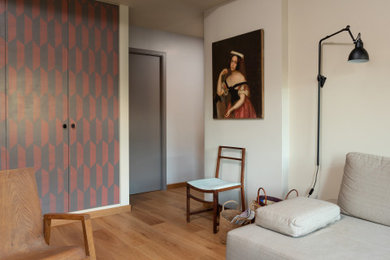 Immagine di un soggiorno contemporaneo di medie dimensioni e aperto con pareti beige e parquet chiaro