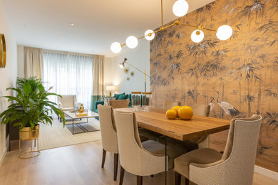 Diseño de comedor tradicional renovado de tamaño medio sin chimenea con paredes grises, suelo laminado y suelo marrón
