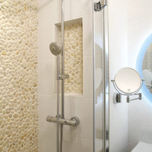Idee per una piccola stanza da bagno con doccia moderna con doccia alcova, piastrelle bianche, piastrelle di ciottoli e porta doccia a battente