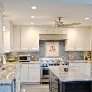 На фото: п-образная кухня среднего размера в морском стиле с кладовкой, врезной раковиной, плоскими фасадами, белыми фасадами, столешницей из гранита, синим фартуком, фартуком из стеклянной плитки, техникой из нержавеющей стали, полом из керамогранита и островом с