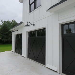 Idéer för ett stort lantligt vitt trähus, med två våningar