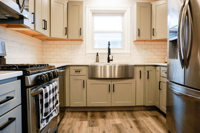 Foto de cocina moderna pequeña con fregadero sobremueble y puertas de armario grises