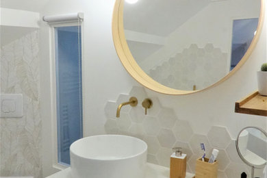 Cette photo montre une petite salle d'eau moderne en bois clair avec un placard à porte affleurante, une baignoire posée, WC suspendus, un carrelage blanc, des carreaux de porcelaine, un mur blanc, un sol en vinyl, un lavabo posé, un plan de toilette en stratifié, un sol beige, un plan de toilette blanc, une fenêtre, meuble simple vasque, meuble-lavabo sur pied, poutres apparentes et du papier peint.