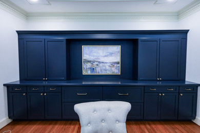 アトランタにあるお手頃価格の広いトランジショナルスタイルのおしゃれな書斎 (青い壁、淡色無垢フローリング、自立型机、茶色い床) の写真