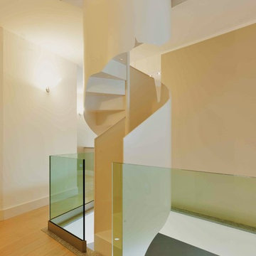 Escalier suspendu en acier laqué et garde-corps en verre extra clair