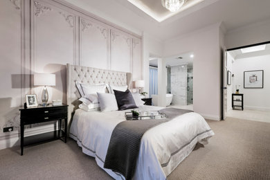パースにある広いトラディショナルスタイルのおしゃれな主寝室 (白い壁、カーペット敷き、暖炉なし、ベージュの床、格子天井、壁紙) のレイアウト