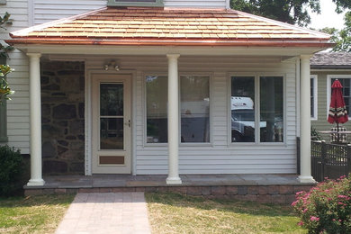 Cottage porch photo in Philadelphia